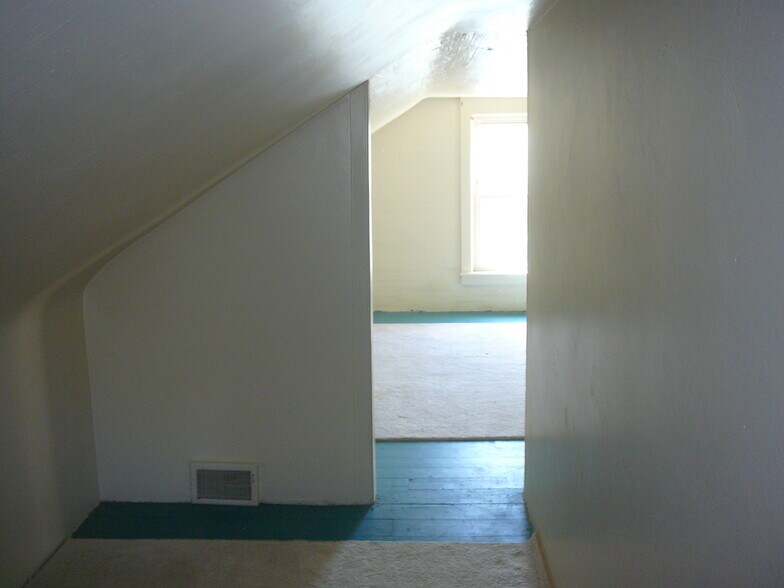 Building Photo - 1138 W 8th St