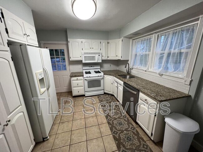 Building Photo - 519 School St