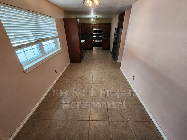 Building Photo - 729 E 22nd St