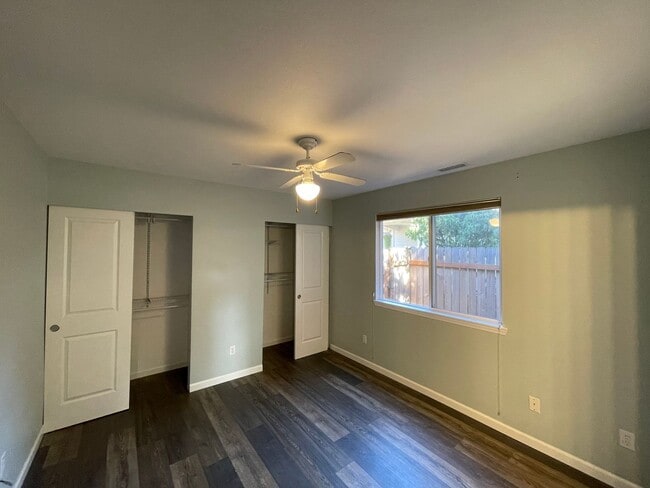 Building Photo - Charming 3 Bed/2 Bath Rambler in NE Tacoma — Cul-de-Sac Living with a Fenced Yard