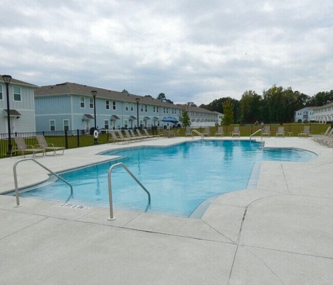 Building Photo - Stunning Townhome - Prime Pensacola Location