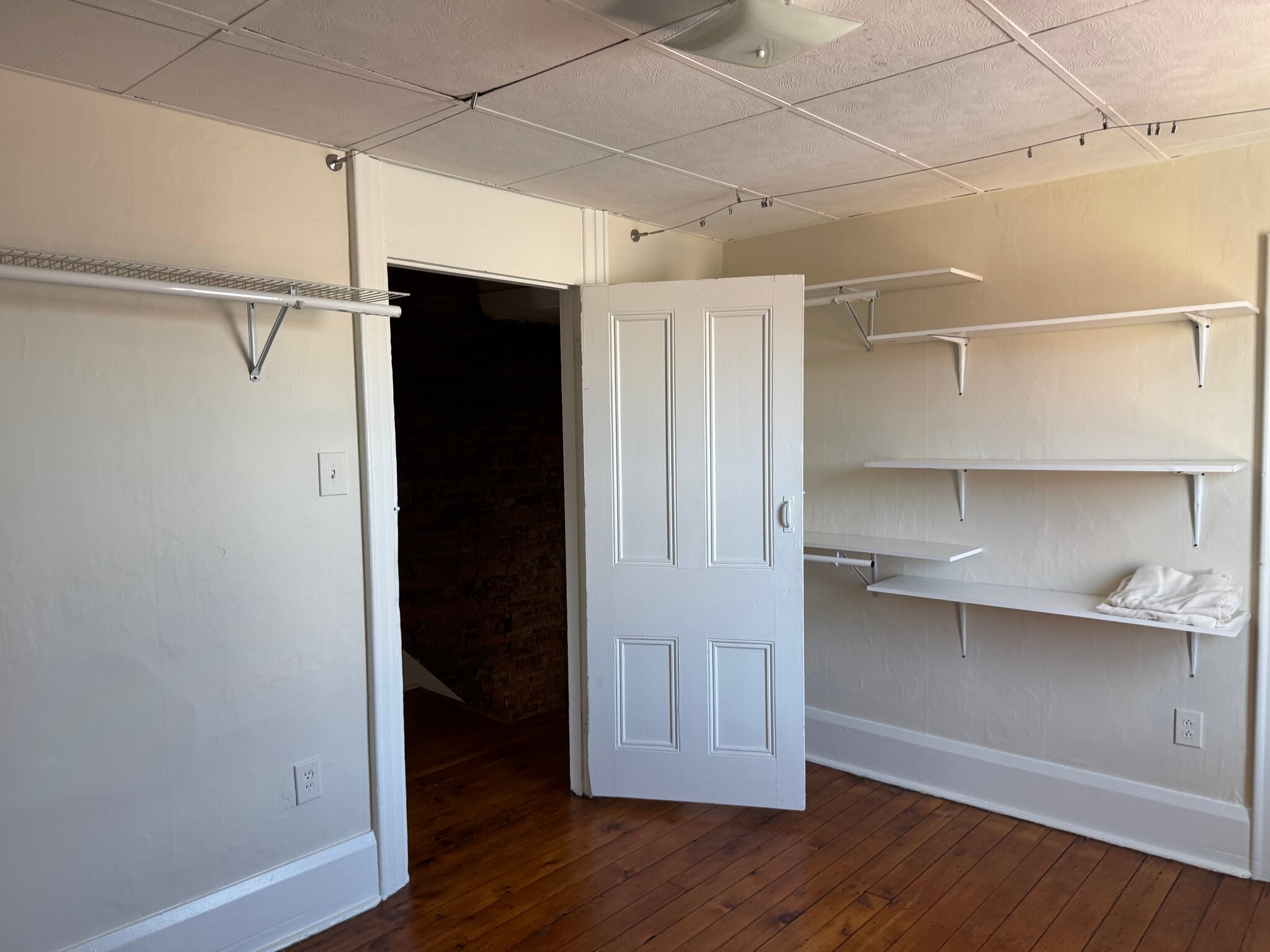 dressing room - 4747 Hatfield St