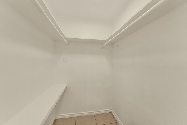 Building Photo - 18147 Dinner Creek Dr