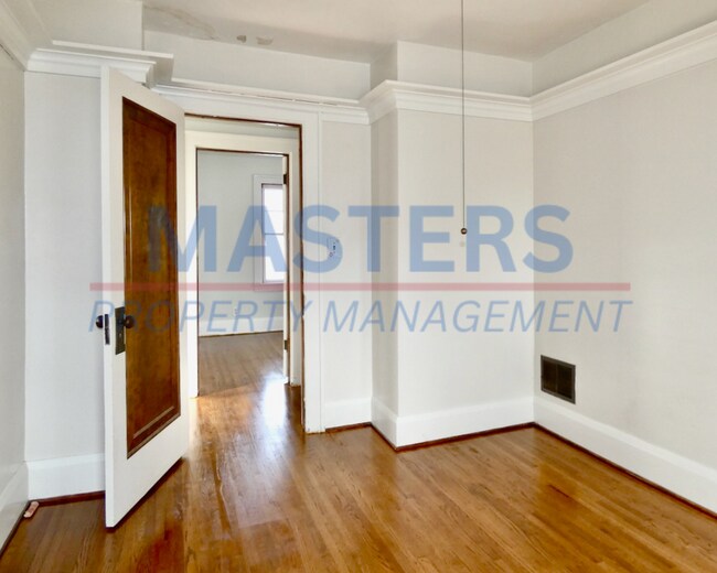 Building Photo - Spacious 3 bed 2 bath House