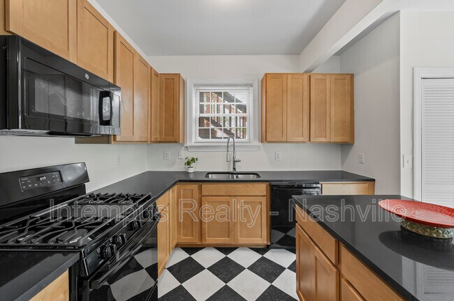 Building Photo - 2529 Ashwood Ave