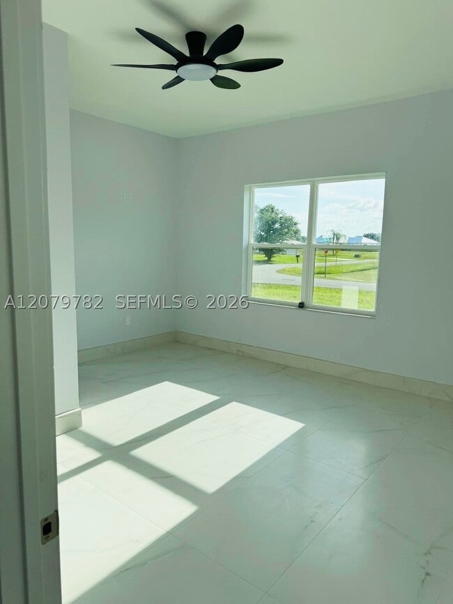 Building Photo - 401 Lexington Dr