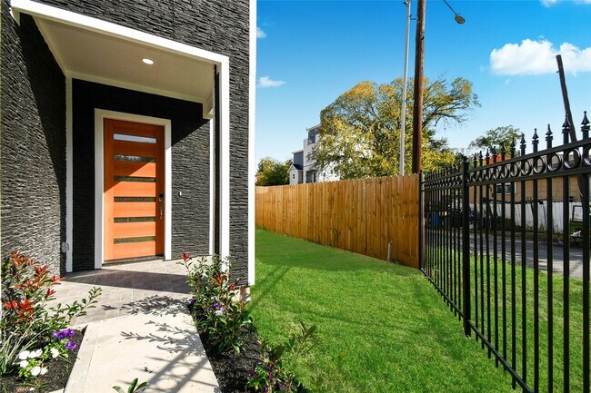 Building Photo - 3233 Tuam St