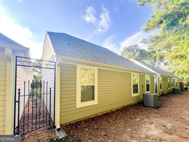 Building Photo - 1488 Cottage Dr NW