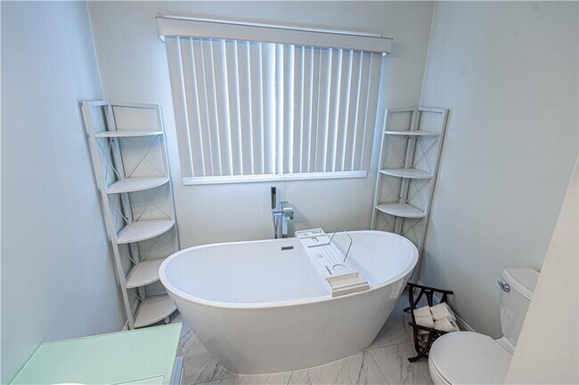 Building Photo - 25 Weeks St