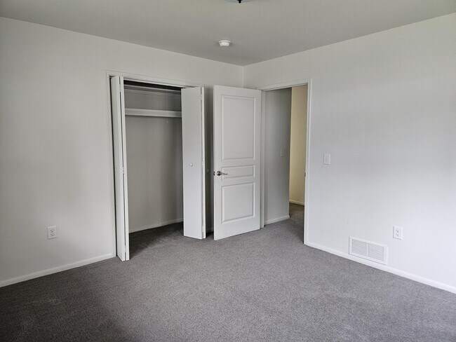 Building Photo - 767 Waterman St