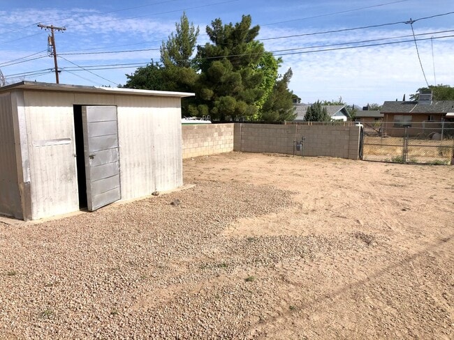 Building Photo - Cute 3 Bedroom Home on Large Fully Fenced Lot!