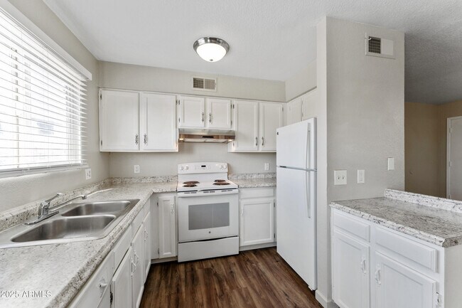 Building Photo - 808 N Revere