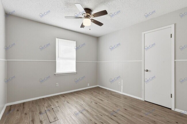 Building Photo - 217 Joyce St