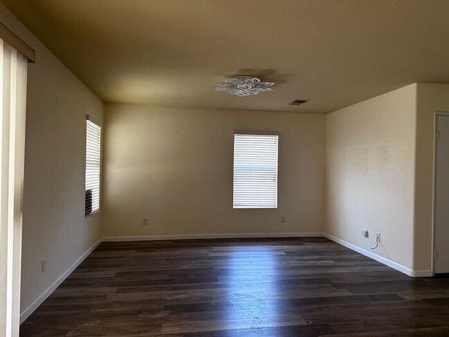 Building Photo - Nestled in a Quiet Community Of Palmdale