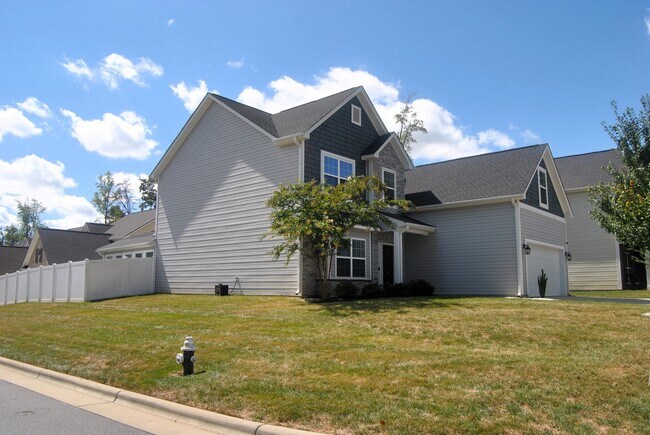 Building Photo - 5797 Highland Grove Dr