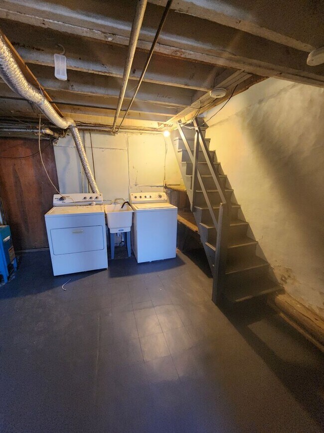 Building Photo - East Oak Lane House for rent with front porch and rear yard