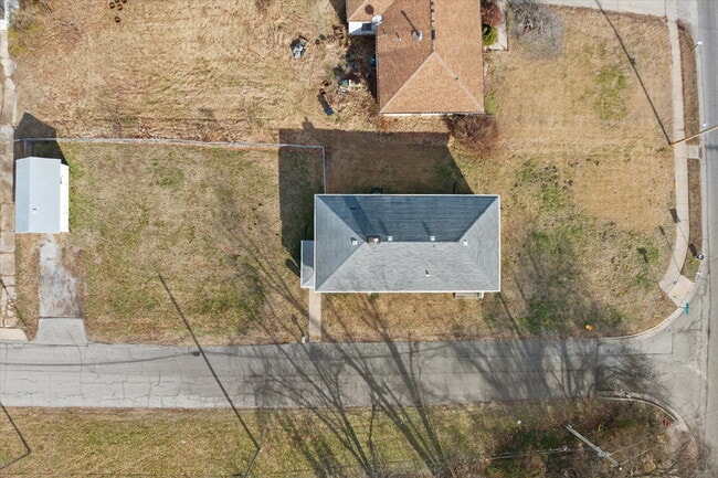 Building Photo - "Charming 3-Bed Haven with Hardwood Floors & 2 Full Baths in St. Louis!"  Hazelwood Schools.  Sec...