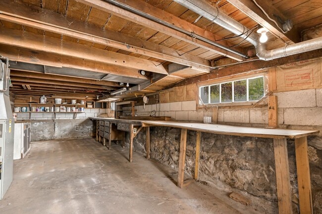 Building Photo - Large Single Family home with Bonus Room!