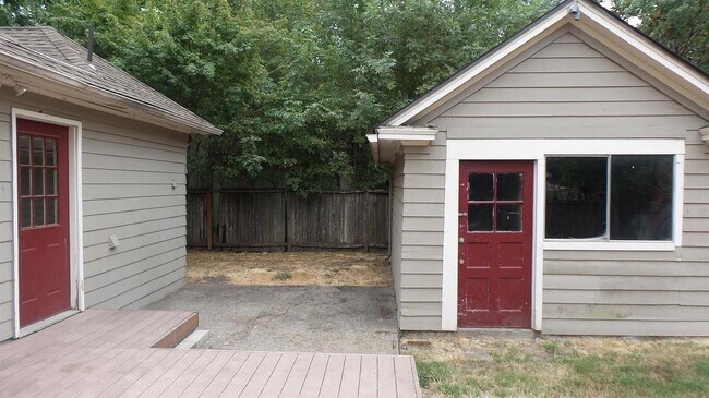 Building Photo - 2334 Augusta St