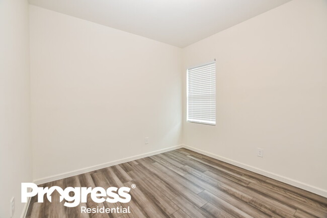 Building Photo - 487 London Dr