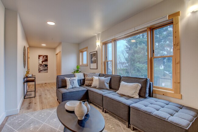 Building Photo - Luxury top floor 2bd in the heart of Sellw...