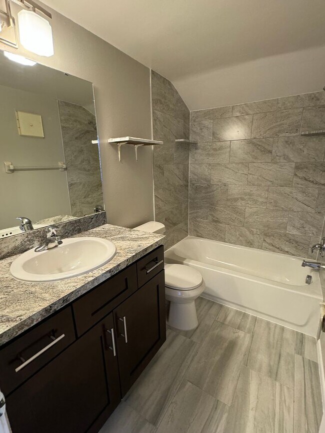 Building Photo - 2 bedroom + loft, 2 bathroom townhome near UCF