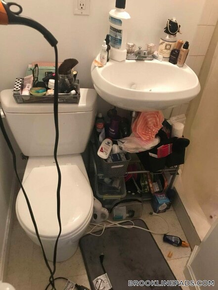 Building Photo - 1061 Beacon St