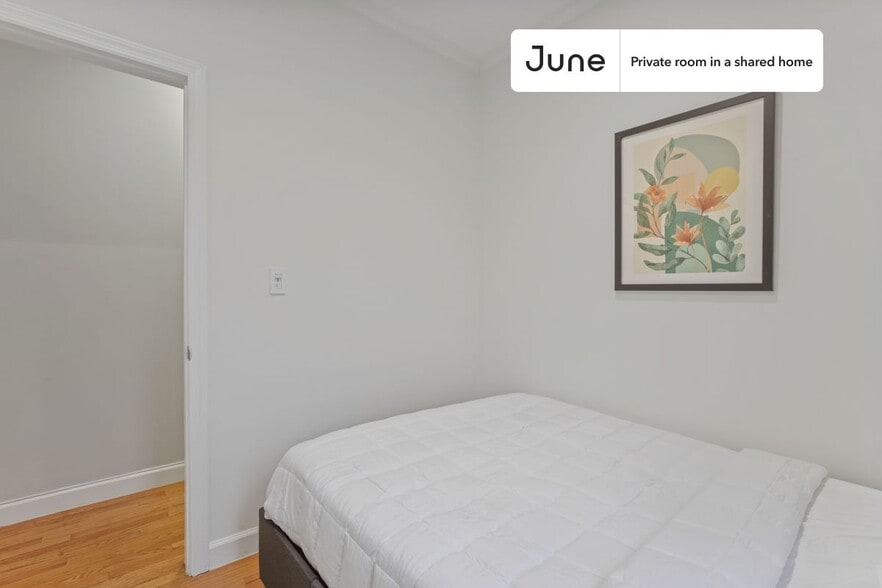 Building Photo - Room in Shared 4 bed/1 bath home