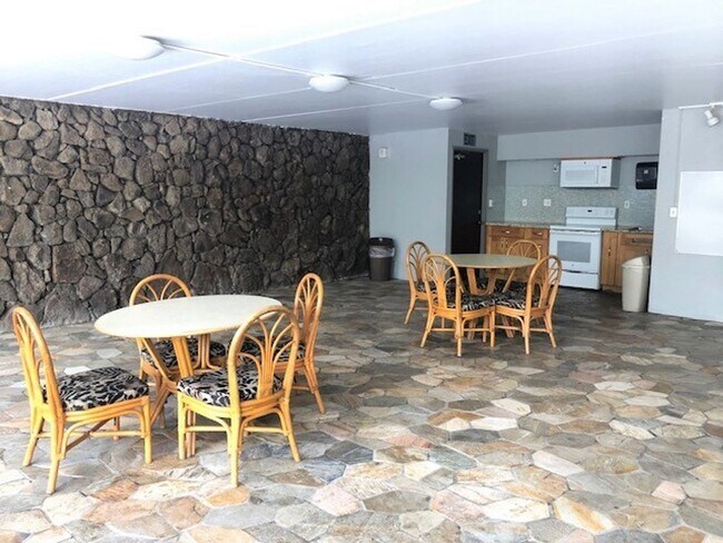 Building Photo - Upgraded Studio Unit at the Five Regents i...