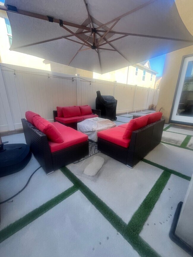 Building Photo - Beautiful Town-Home Bedford Community!