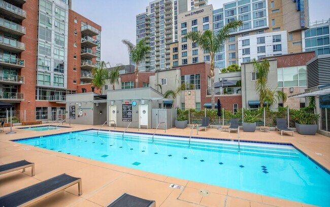 Building Photo - Modern Townhome Living in the Heart of Dow...