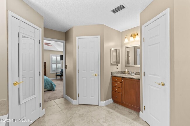Building Photo - 6656 Rivercrest Dr