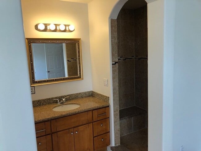 Building Photo - House: 3 Bedroom / 2 Bathroom - Sacramento