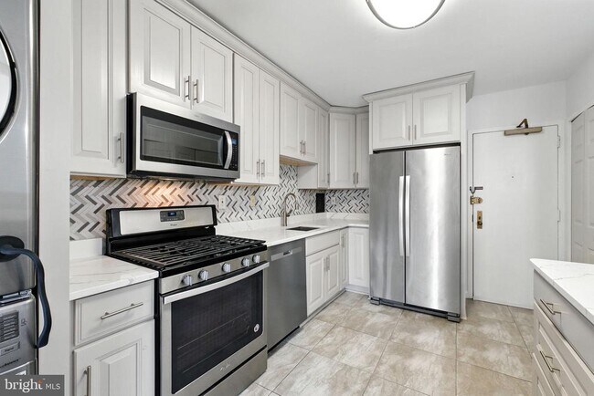 Building Photo - 3705 S George Mason Dr