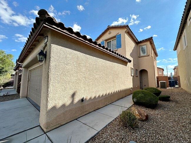 Building Photo - 3 Primary Bedrooms + Loft in Mountain's Ed...