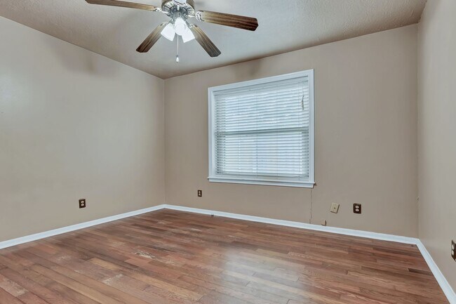 Building Photo - END OF JULY MOVE IN!!  Spacious 4 Bedroom 2 Bathroom Home with Huge Yard!