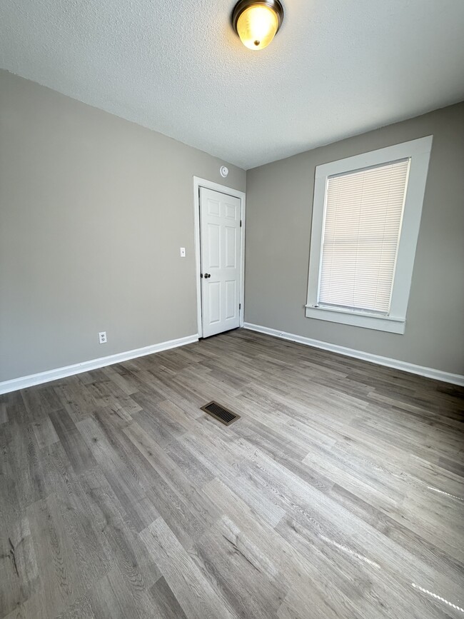 Building Photo - 919 N Walnut St