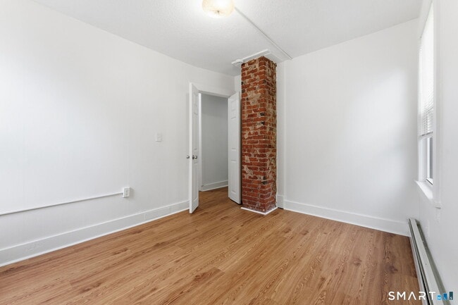 Building Photo - 203 Center St