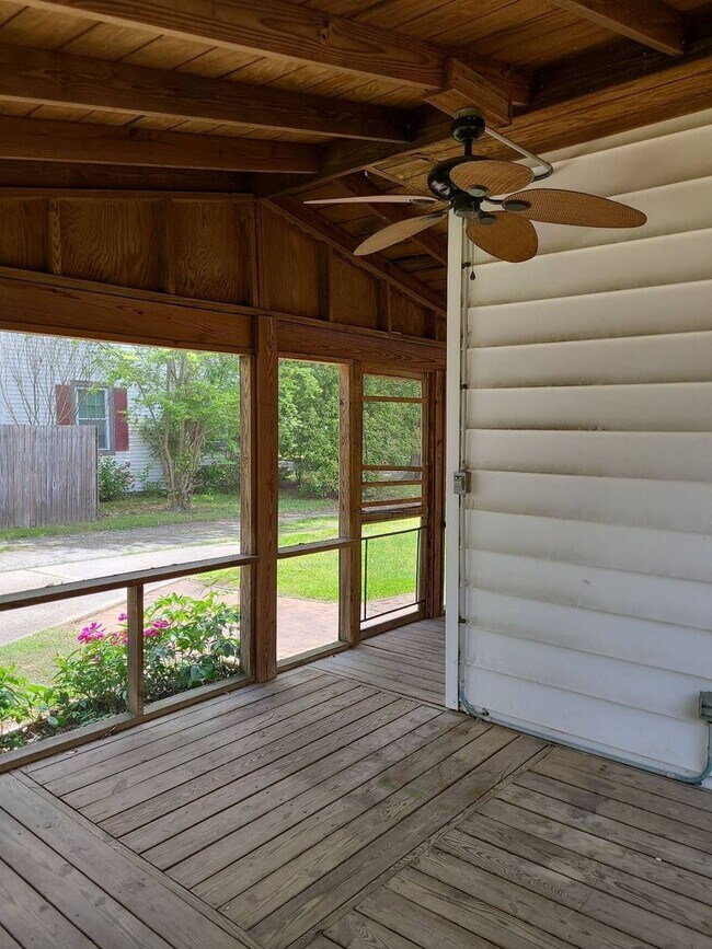 Building Photo - Incredible 5 Bedroom Home with Detached Garage in West Point!