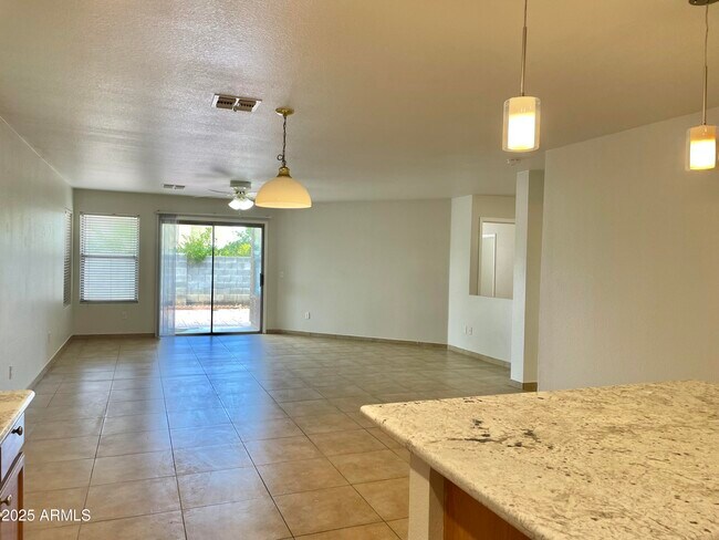 Building Photo - 1002 E Arabian Dr