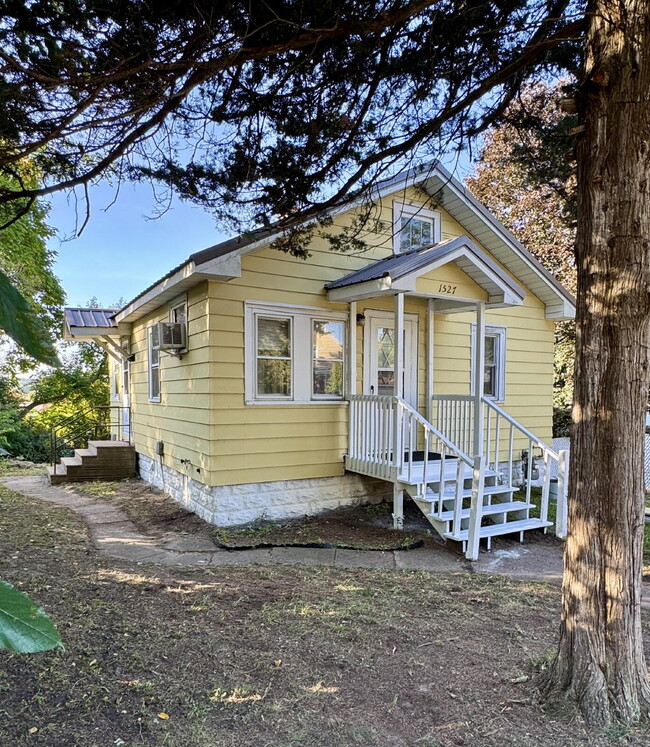 Building Photo - 2 Bedroom Home with Partially Finished Bas...