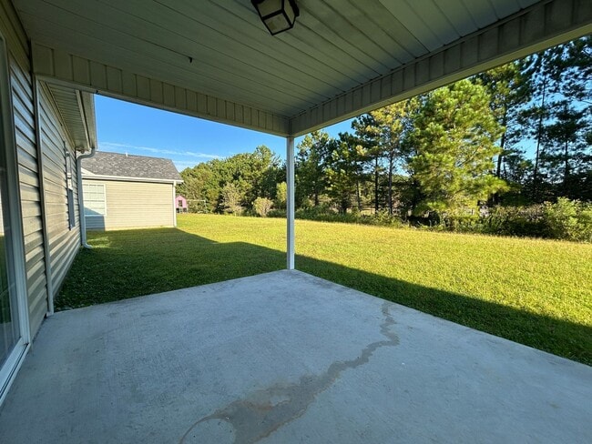 Building Photo - AVAILABLE NOW!! 4 Bedroom 2 Bathroom Home