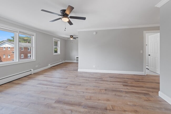 Building Photo - Rehabbed 2 Bedroom In Prime Lake Bluff Location - Pet Friendly - Free Parking!
