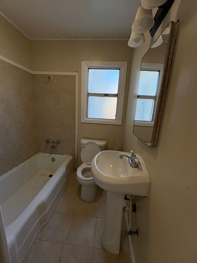 Building Photo - 2 WEEKS FREE RENT January Special - Beautifully Remodeled 2 Bed, 1 Bath Home!