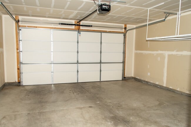 Building Photo - 418-1580 1580 E