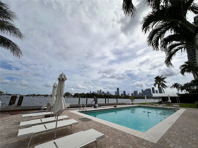 Building Photo - 1100 Venetian Way