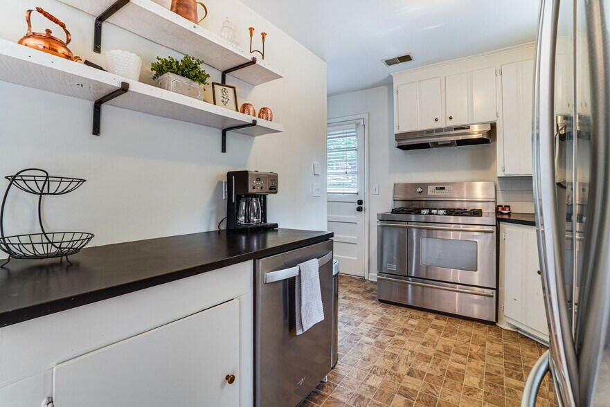 Building Photo - 631 Watsonwood Dr