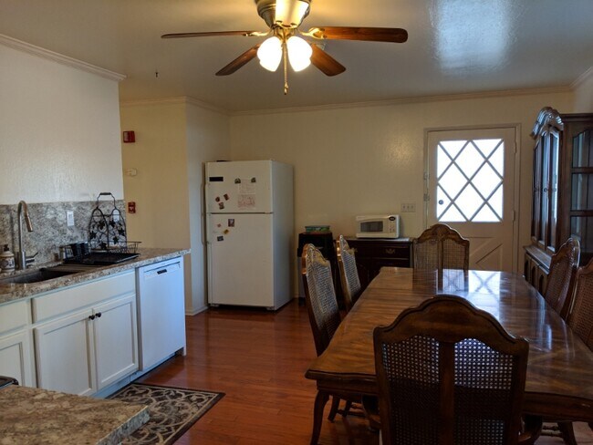 Building Photo - 1197 Yosemite Ave