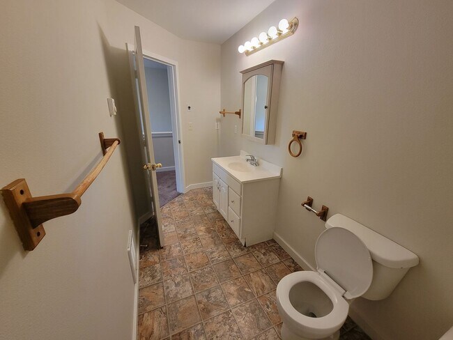 Building Photo - Freshly Painted Duplex in the Heart of Sil...