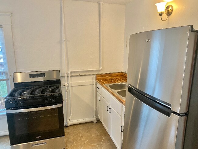 Building Photo - 947 Logan St SE